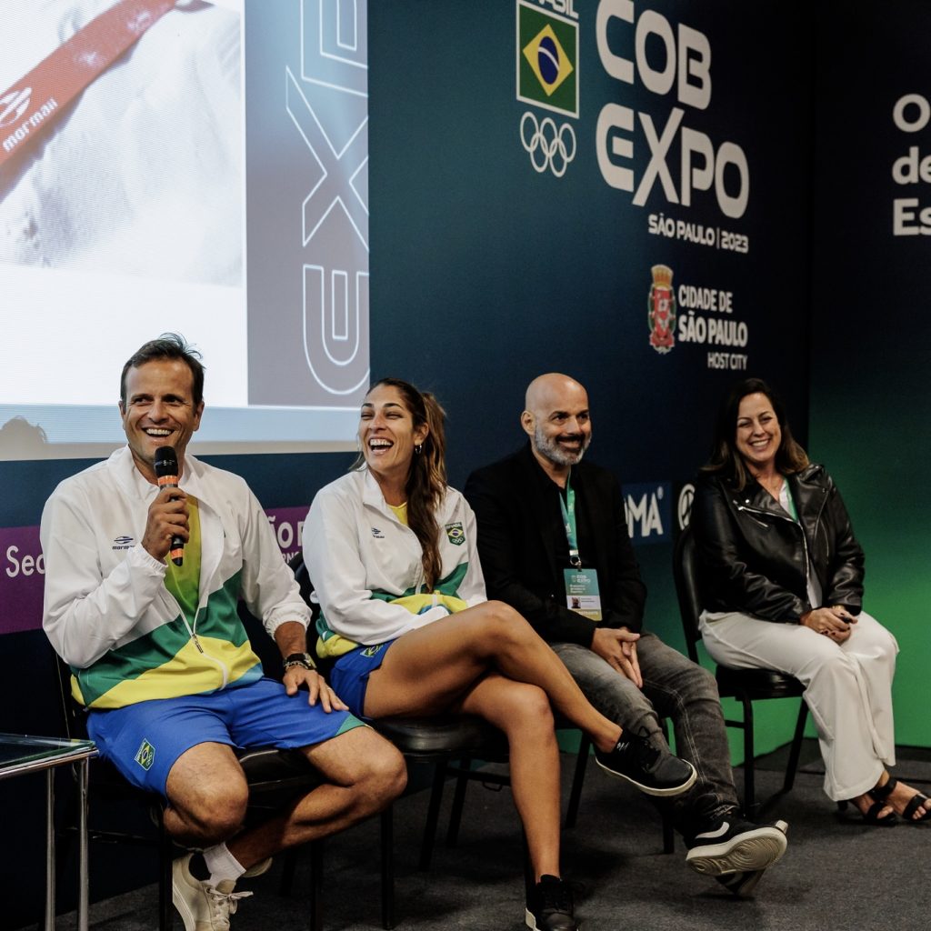 Atletas realizando palestra em evento COB Expo