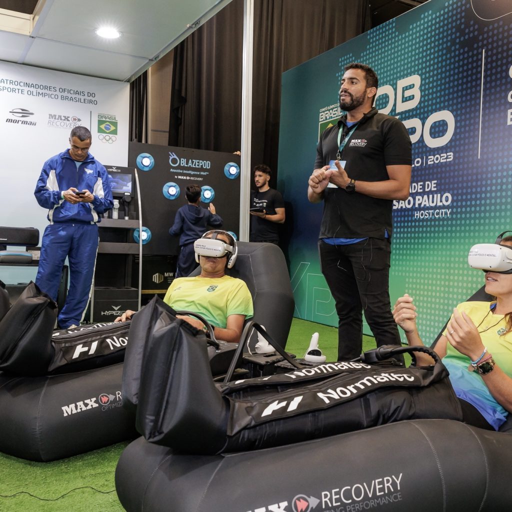 Espaço com atletas sendo atendidos pelo Recovery Mormaii