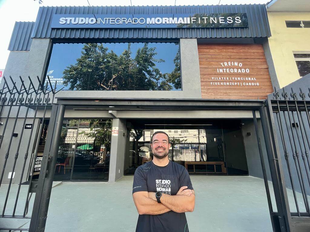 Gestor da unidade de Freguesia - RJ em frente fachada de seus Studio