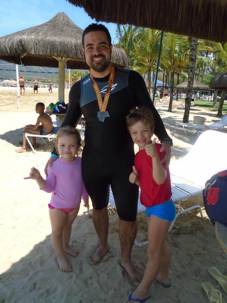 Gestor Fábio do Studio Mormaii Freguesia aproveitando a praia e seu tempo livre com os filhos.