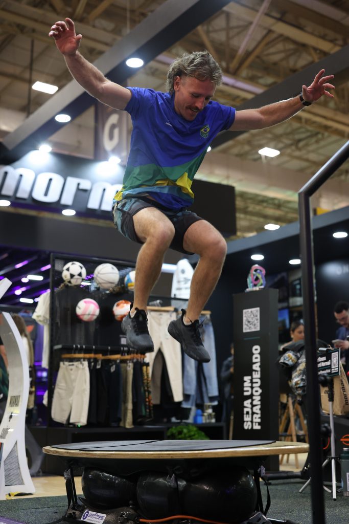 Homem testando Surfitness Board Mormaii dos Studios Mormaii