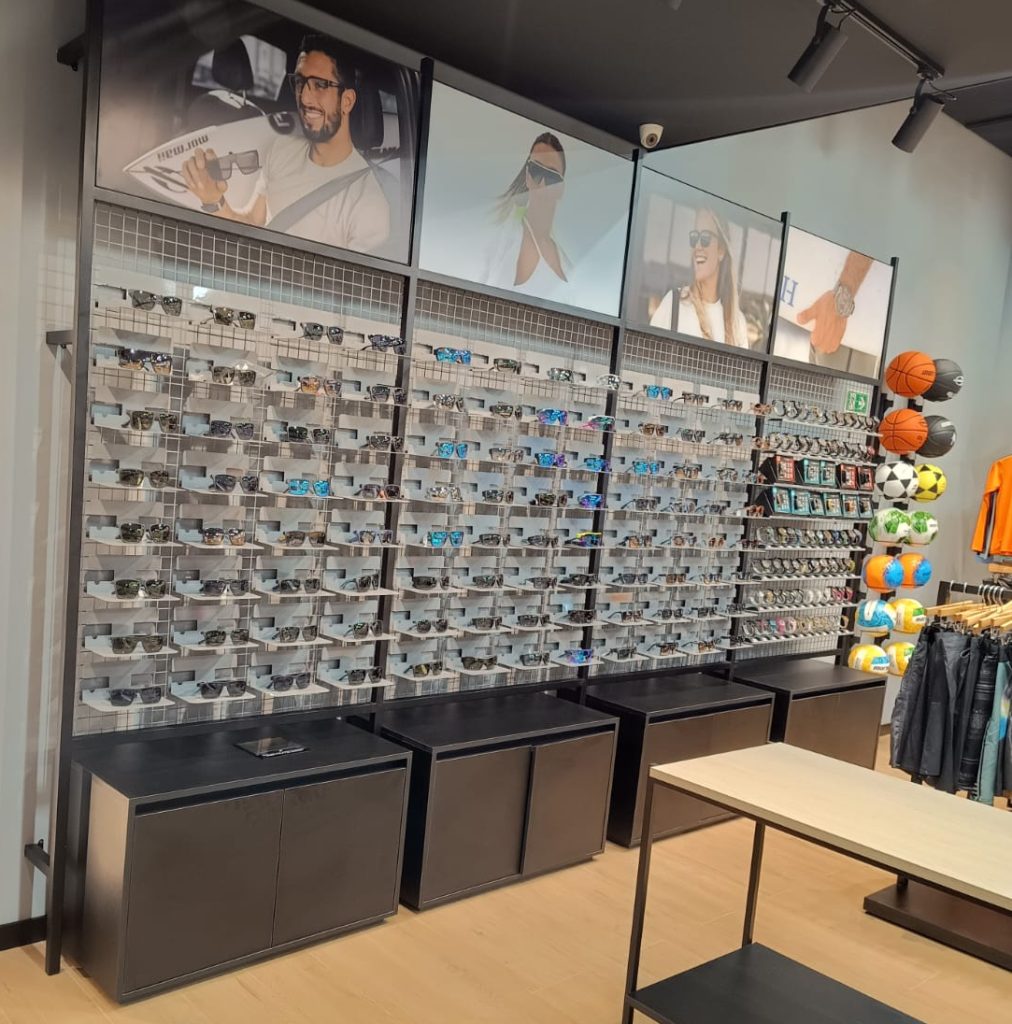 Expositores de óculos na Loja Mormaii Castanheira