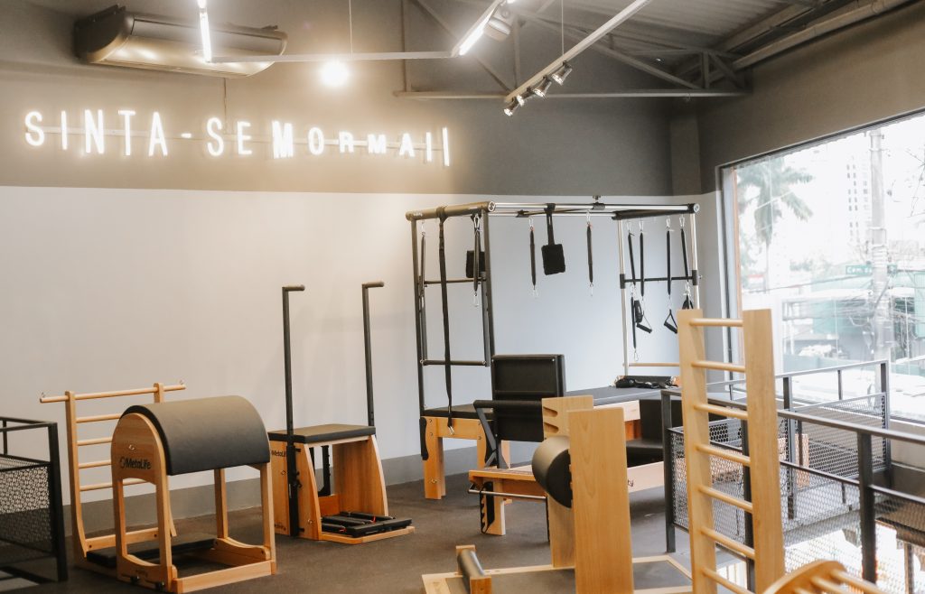Espaço do Pilates Integrado Mormaii com o letreiro Sinta-se Mormaii em neon