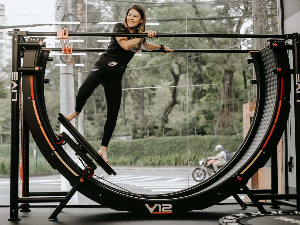 Gestora Técnica Rebeca treinando no equipamento V12