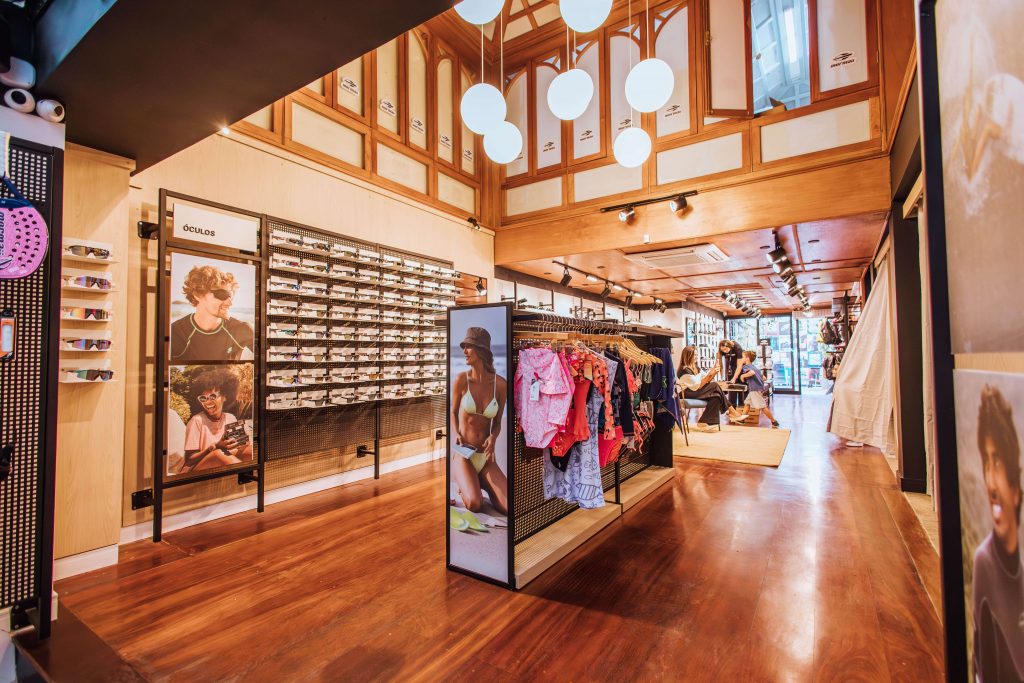 Por dentro da loja Mormaii Ilhabela