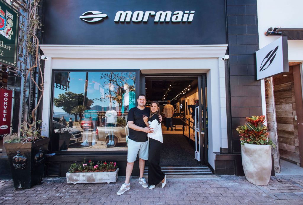Daniela, gestora da Loja mormaii Ilhabela, e o marido Matheus em frente à loja