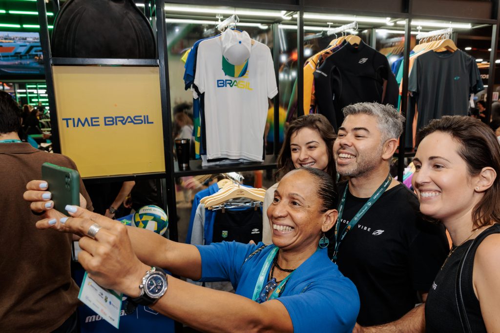 Colaboradores Mormaii no estande da marca na Fitness Brasil