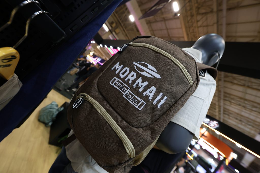 Destaque para os produtos Mormaii, foco na mochila com nossa logo.