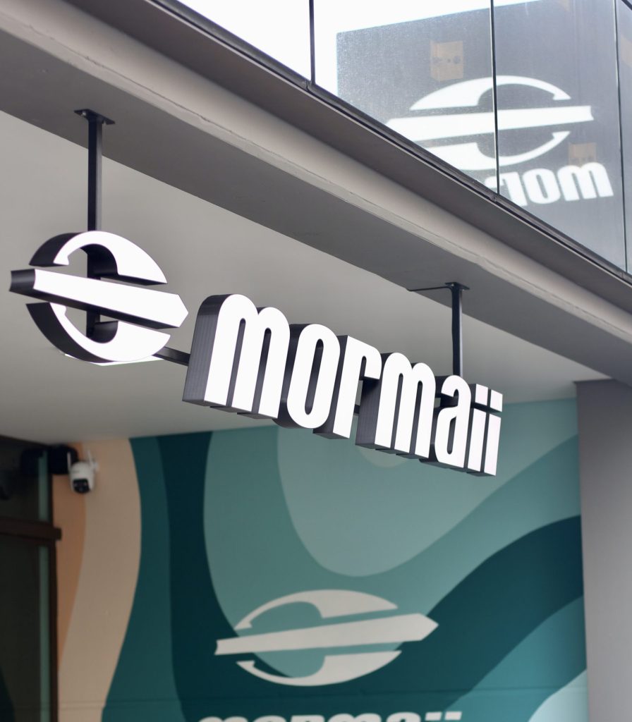 Letreiro da fachada da loja mormaii balneário piçarras.