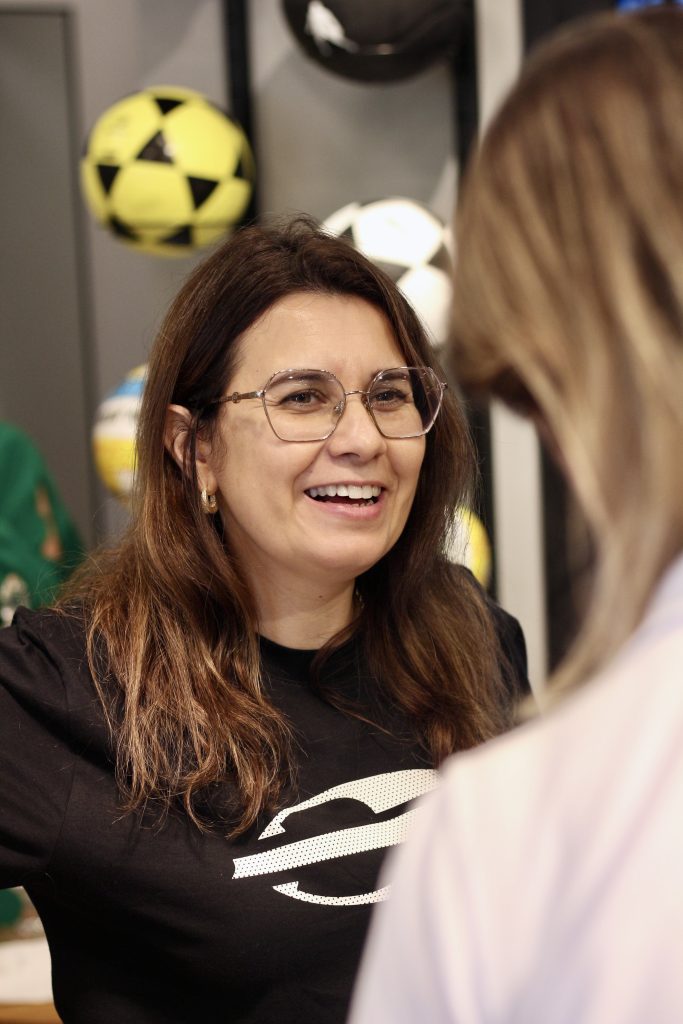 Cristiane, gestora da loja mormaii balenário piçarras.