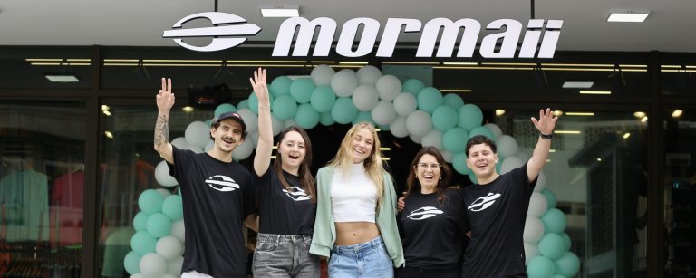 Gestora, funcionários e atleta Mormaii celebrando abertura da loja mormaii balneário piçarras.