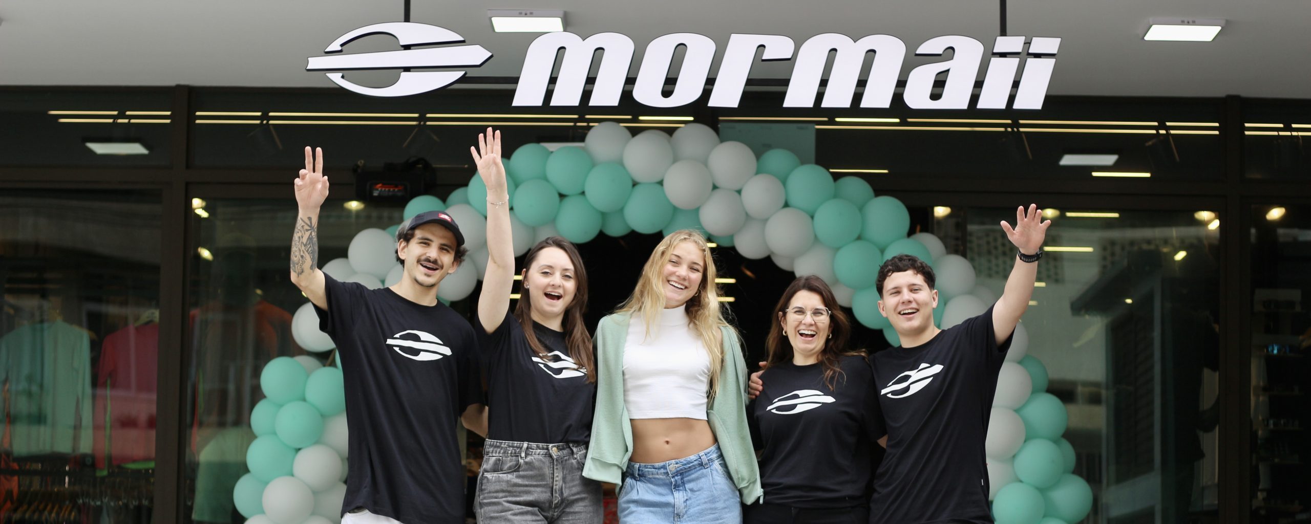 Gestora, funcionários e atleta Mormaii celebrando abertura da loja mormaii balneário piçarras.
