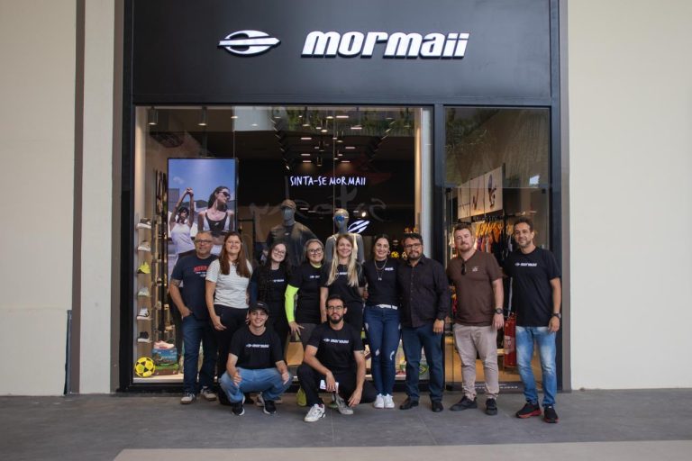 Equipe em frente à fachada da Loja Mormaii Americana