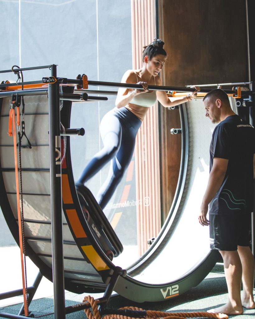 Aluna treinando no Studio Mormaii Itapetininga