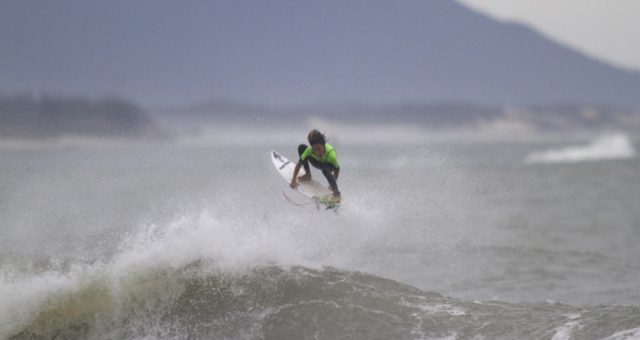 Lucas Vicente com o surf no pé