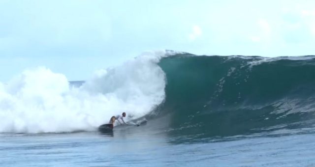 Kauli Seadi surfa altas ondas de Sup no Taiti