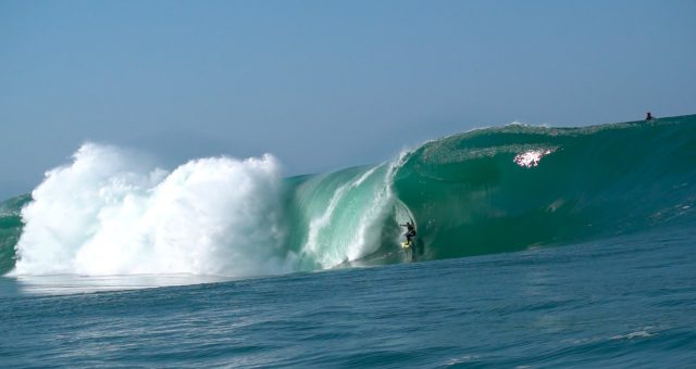 Carlos Burle surfa altas na Laje da Manitiba