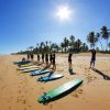 3 surf camps no Brasil para você aprender a surfar (e dicas do que levar)