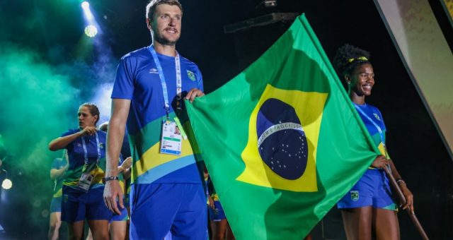 Time Brasil desfila com uniformes da Mormaii na Cerimônia de Abertura de Santa Marta 2023